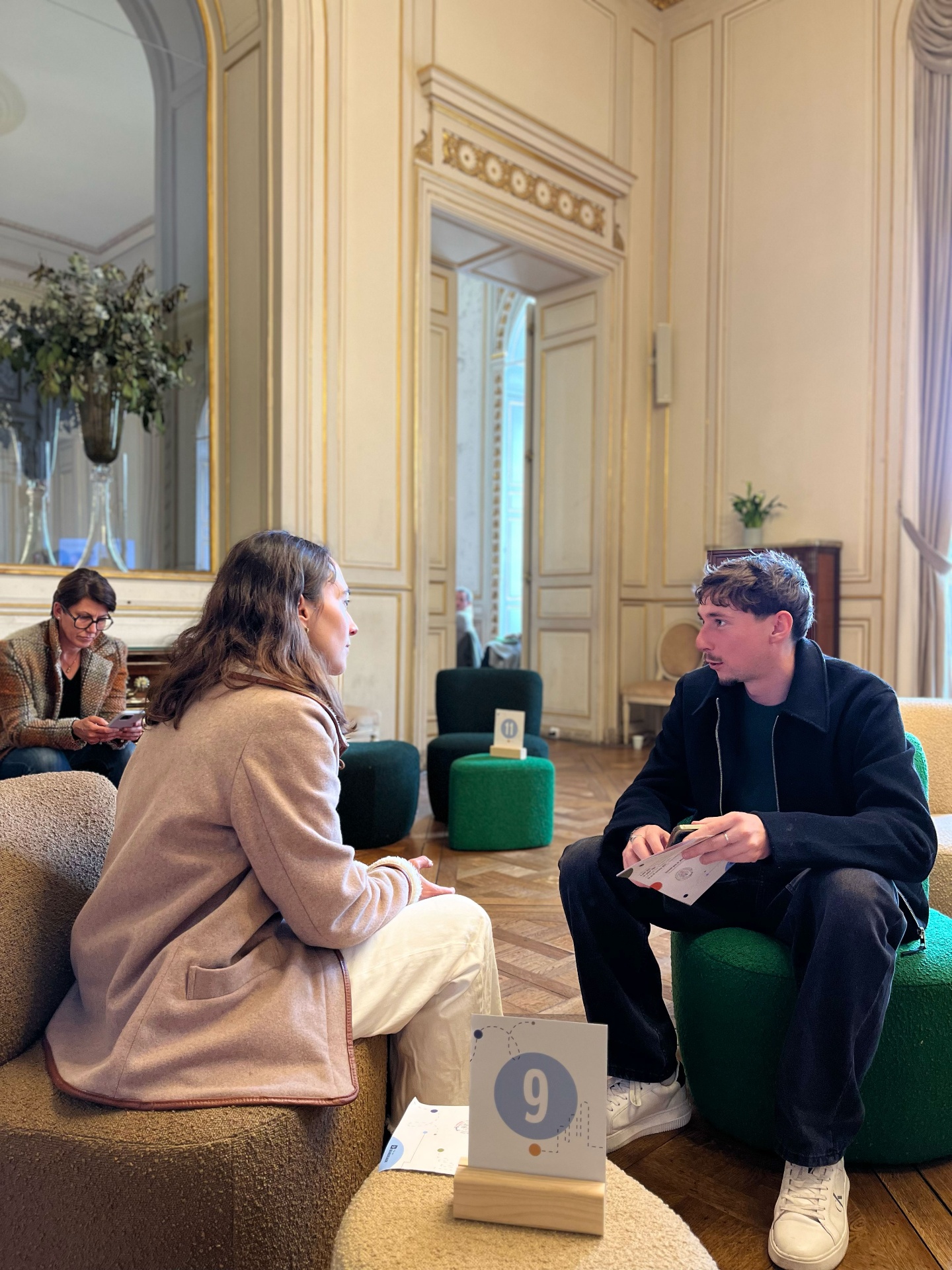 Échanges entre acteurs économiques dans les salons de l'Hôtel de Ville de Bordeaux pour Agir Ensemble. - réalisé par Agence Kulte