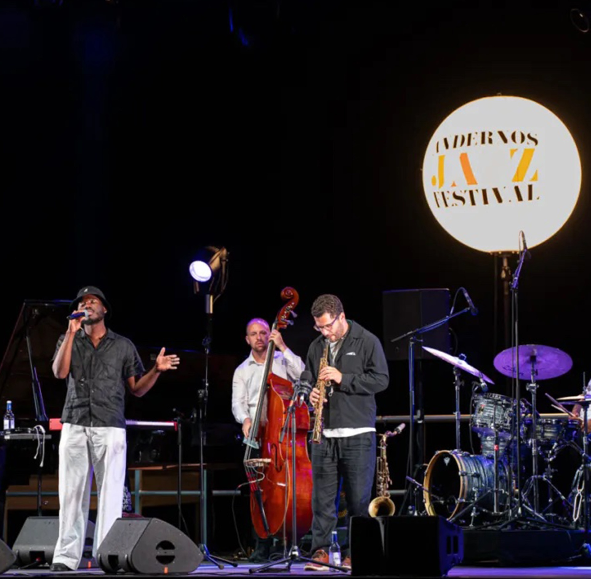 Ambiance nocturne et performance vocale : gestion des flux et sécurité du festival Jazz. - réalisé par Agence Kulte