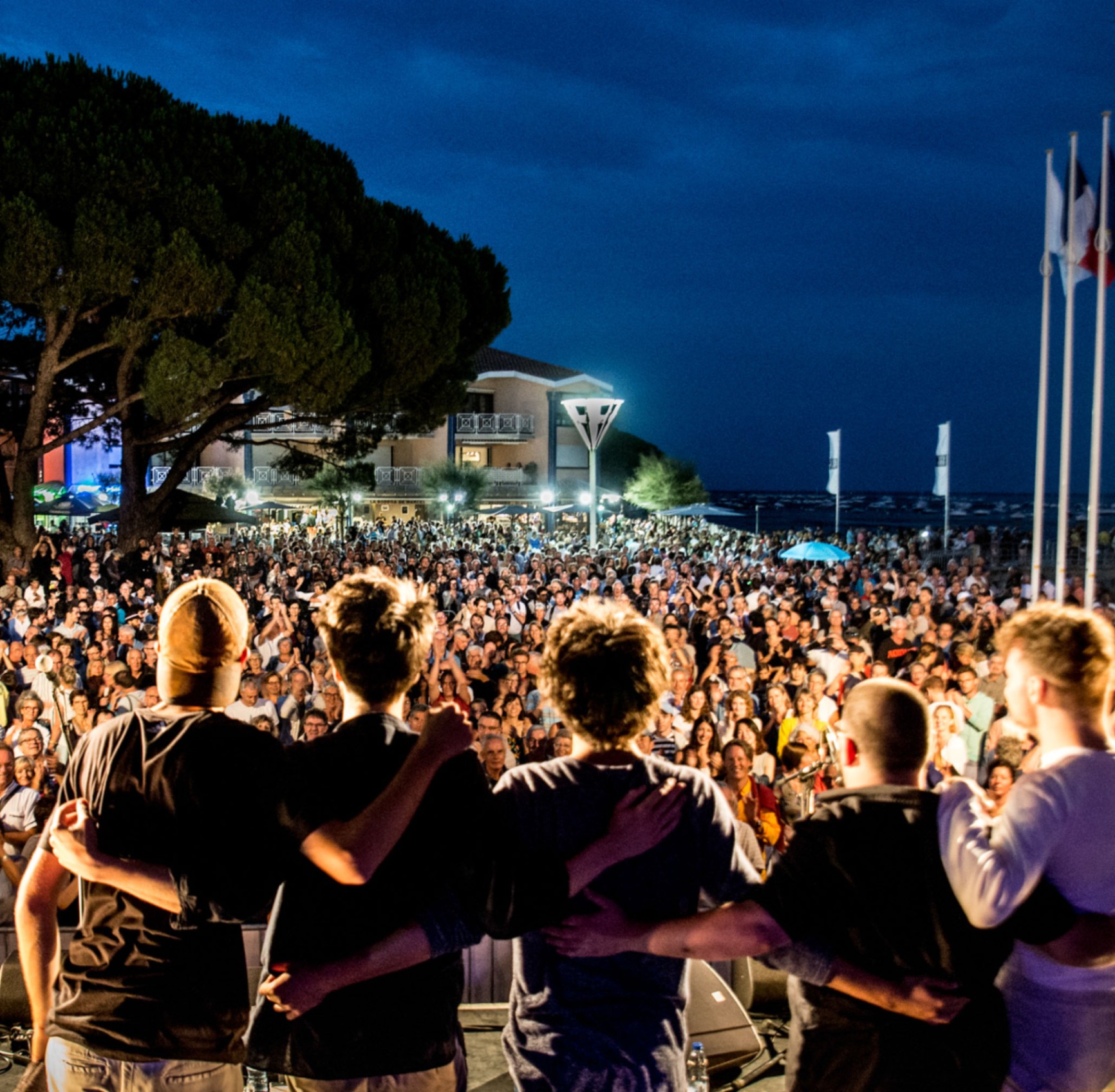 Vue du public depuis la scène de la Jetée : 20 000 festivaliers réunis sur le front de mer d'Andernos. - réalisé par Agence Kulte