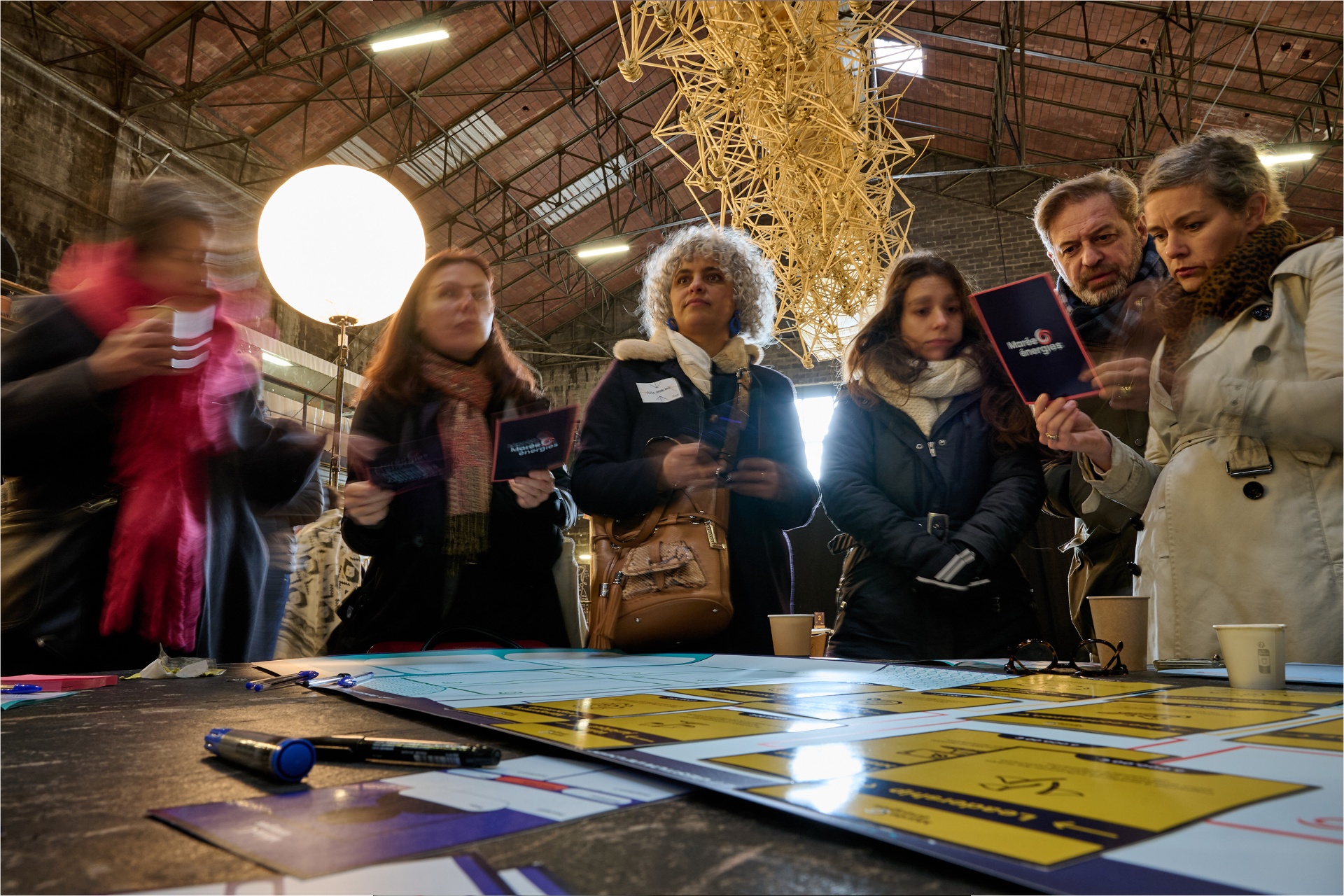 Participantes et participants en immersion lors d'une session de jeu Marée Énergies pour l'APEC. - réalisé par Agence Kulte