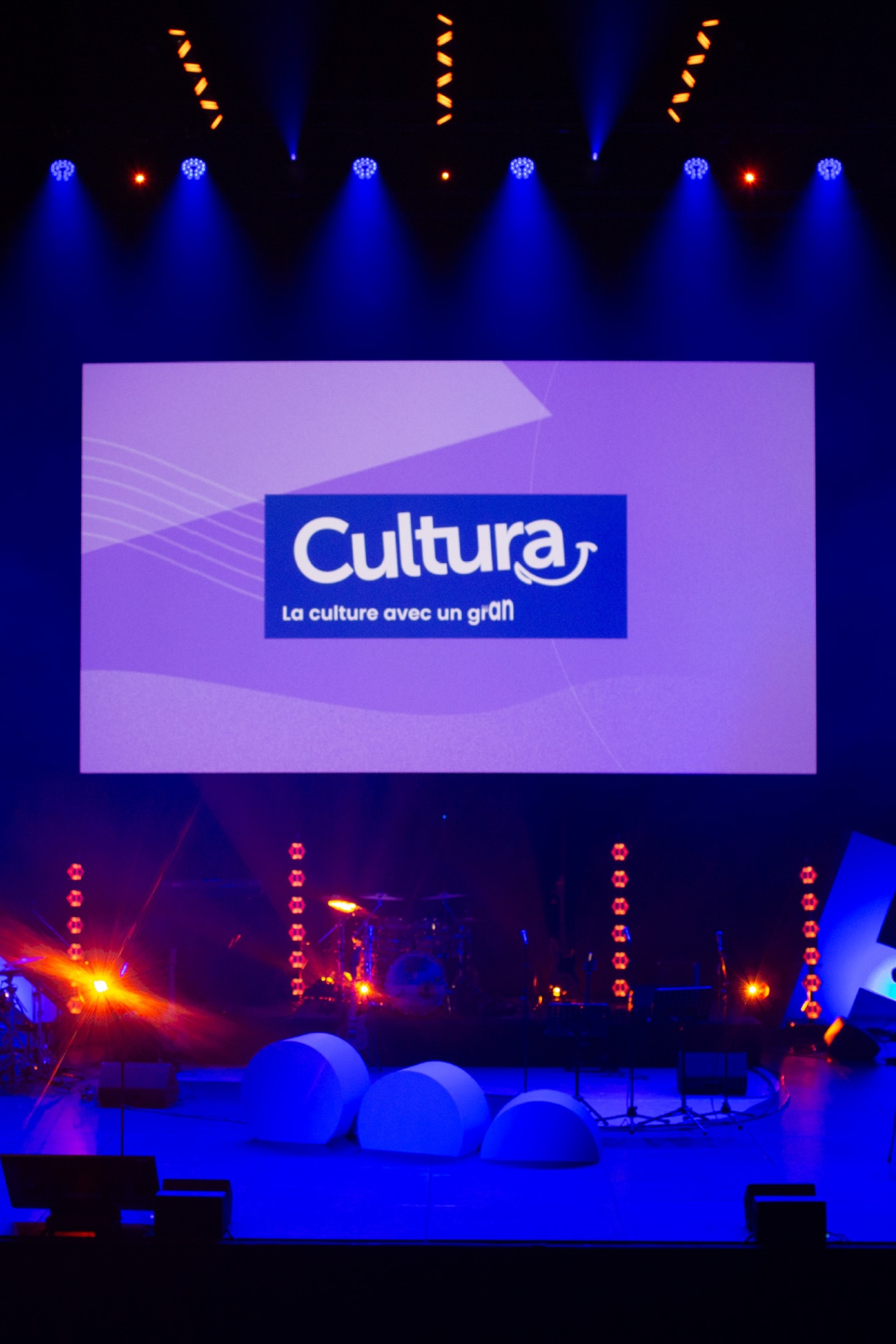 Gros plan sur l'écran de plénière affichant le logo Cultura. - réalisé par Agence Kulte