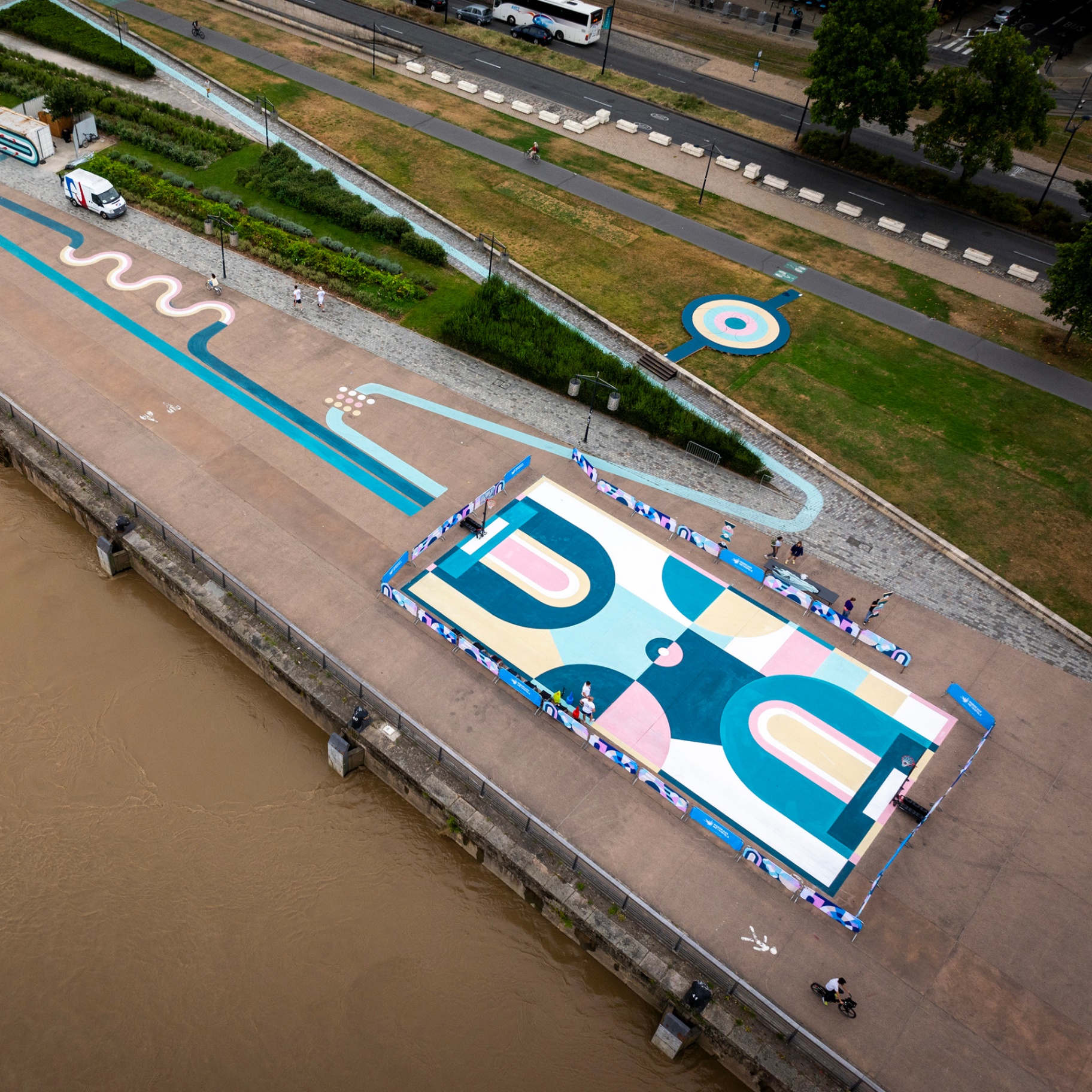 Mobilier urbain sportif et design actif : réalisation d'un espace de sport inclusif sur les quais de Bordeaux par l'agence d'ingénierie créative Kulte. - réalisé par Agence Kulte