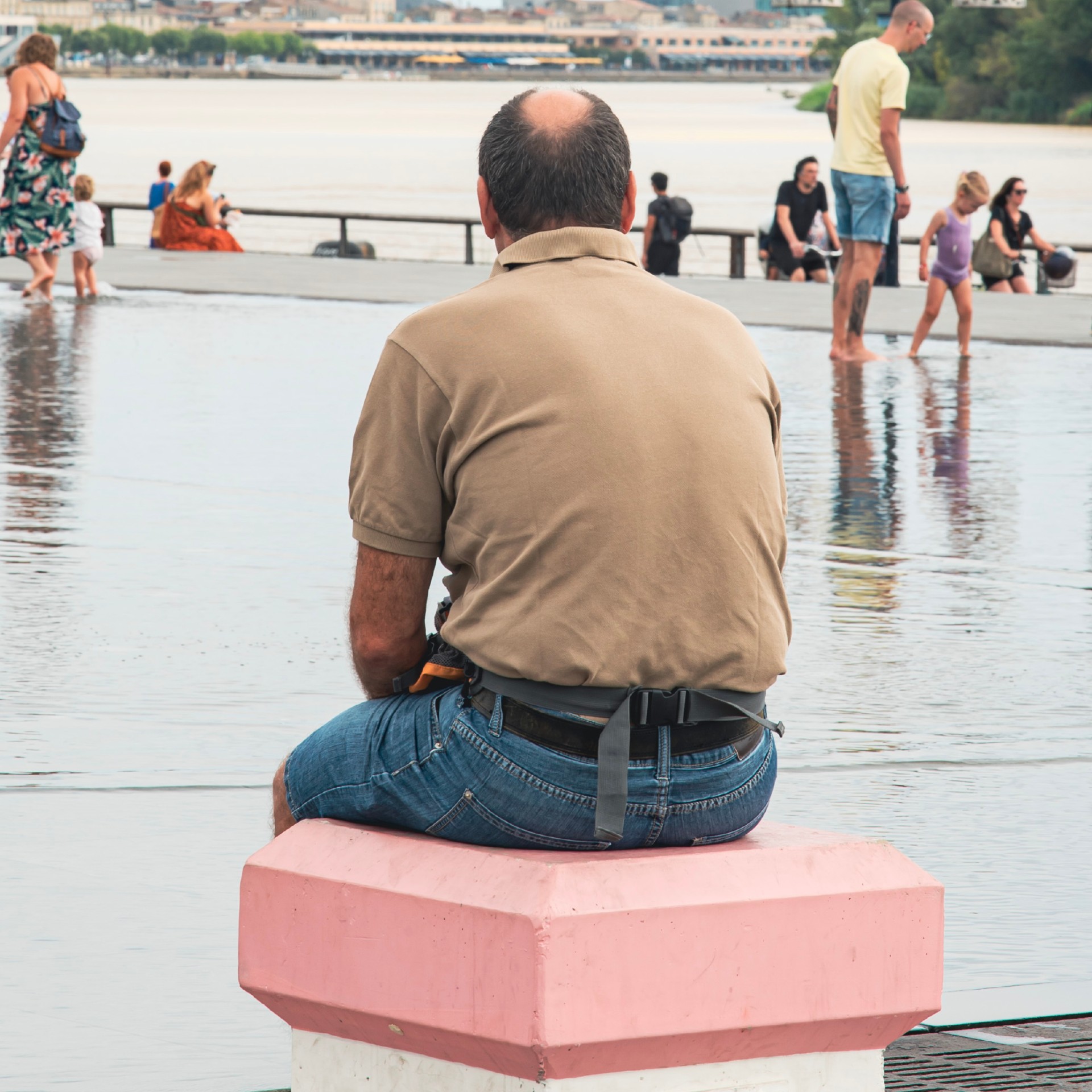 Mobilier urbain inclusif et espace de contemplation sur les quais de Bordeaux. - réalisé par Agence Kulte