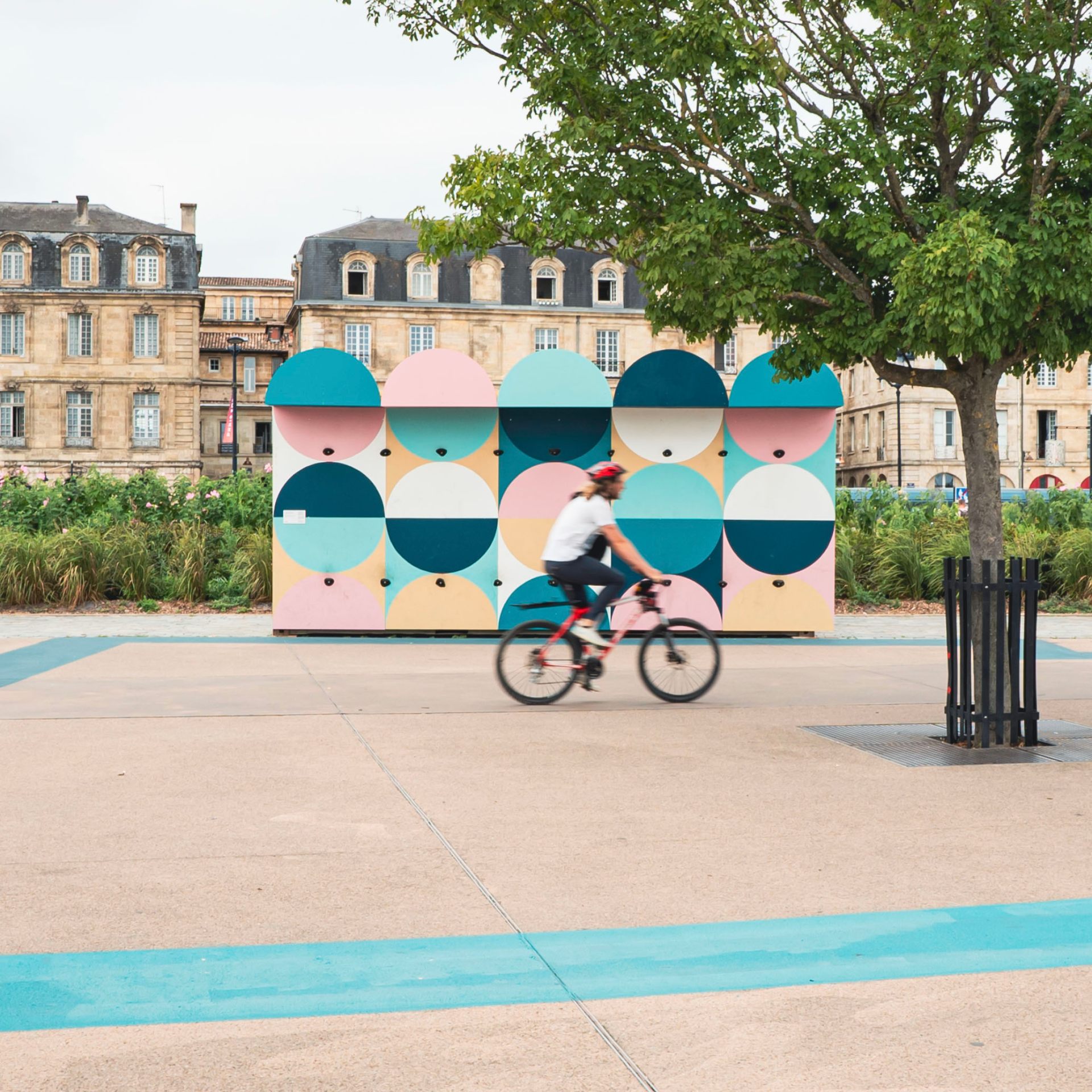 Module de design actif coloré facilitant la pratique sportive en ville classée UNESCO. - réalisé par Agence Kulte