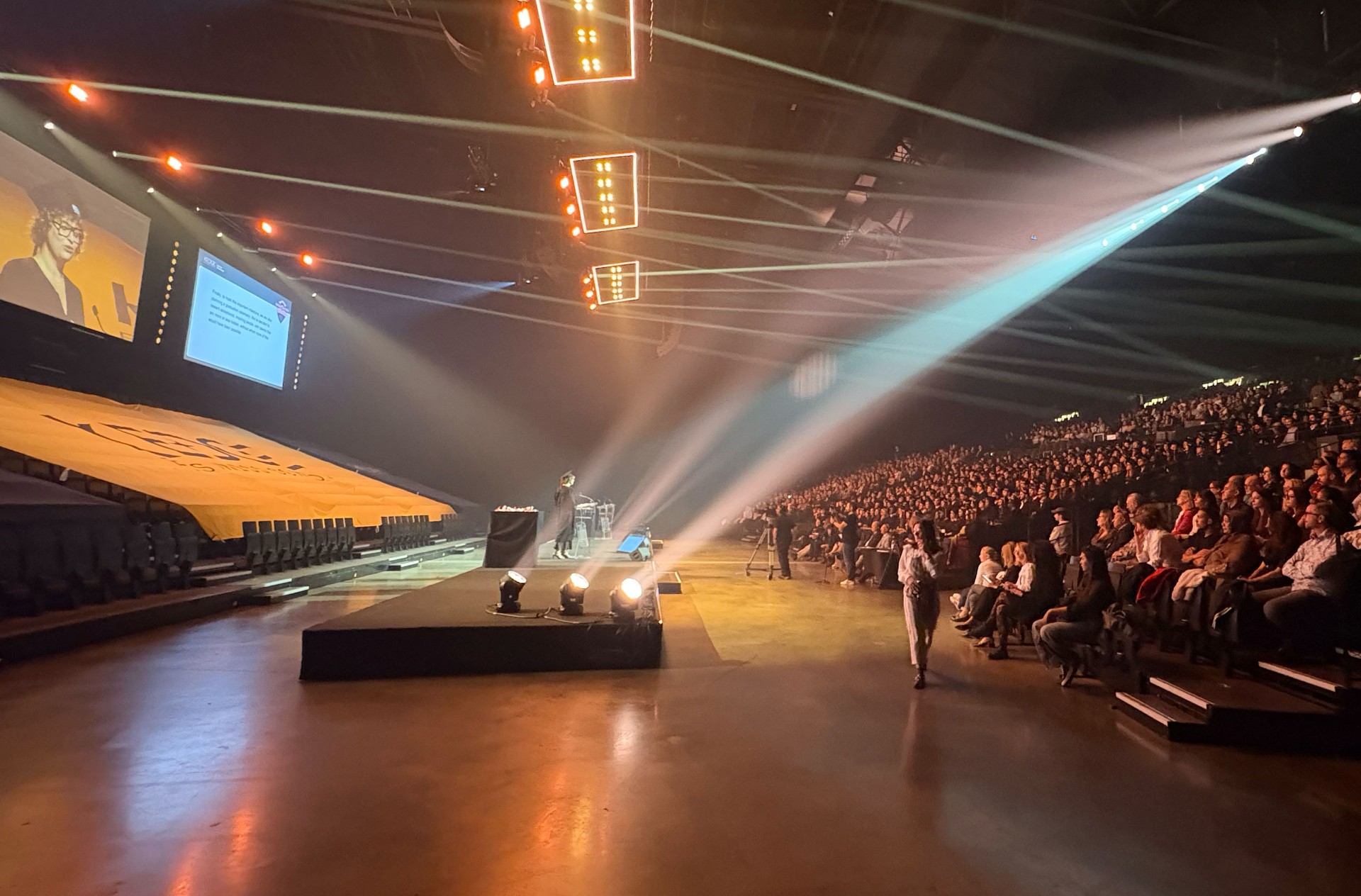 Perspective latérale de la grande scène et du dispositif technique d'événement immersif lors de la remise de diplômes de Kedge Business School. - réalisé par Agence Kulte