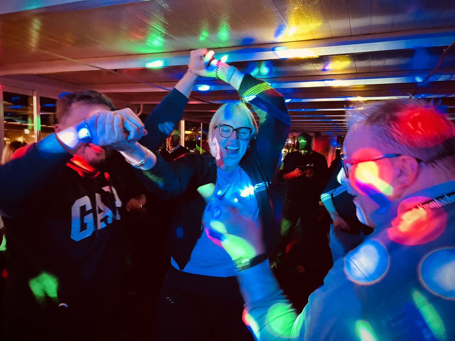 Dancefloor et ambiance festive lors de la soirée Krombacher à Bordeaux. - réalisé par Agence Kulte