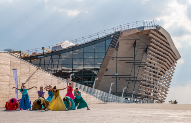 Performance chorégraphique de Nawel Oulad devant le Centre Aquatique Olympique (CAO) pour l'inauguration du franchissement urbain. - réalisé par Agence Kulte