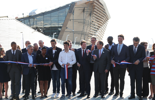 Cérémonie officielle de coupure du ruban tricolore pour l'ouverture du pont reliant Saint-Denis au Stade de France. - réalisé par Agence Kulte