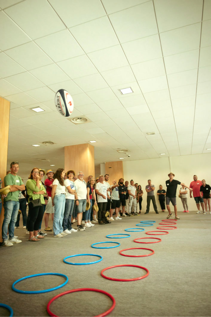 Atelier de coordination collective avec cerceaux et ballon — team building Rugby World Cup 2023 - réalisé par Agence Kulte