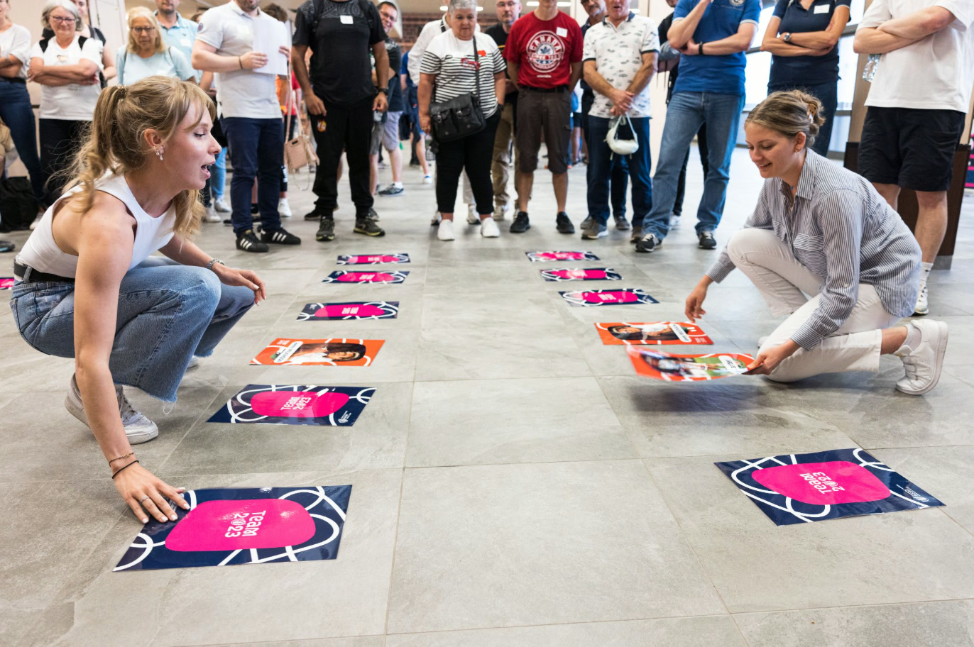 Jeu de mémoire collaboratif avec les cartes officielles Team 2023 lors du rassemblement national - réalisé par Agence Kulte