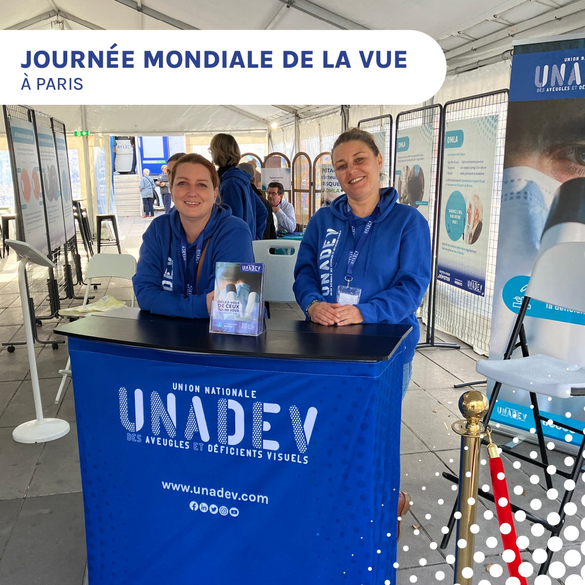 Équipe de bénévoles UNADEV au comptoir d'accueil lors de la Journée mondiale de la vue à Paris. - réalisé par Agence Kulte