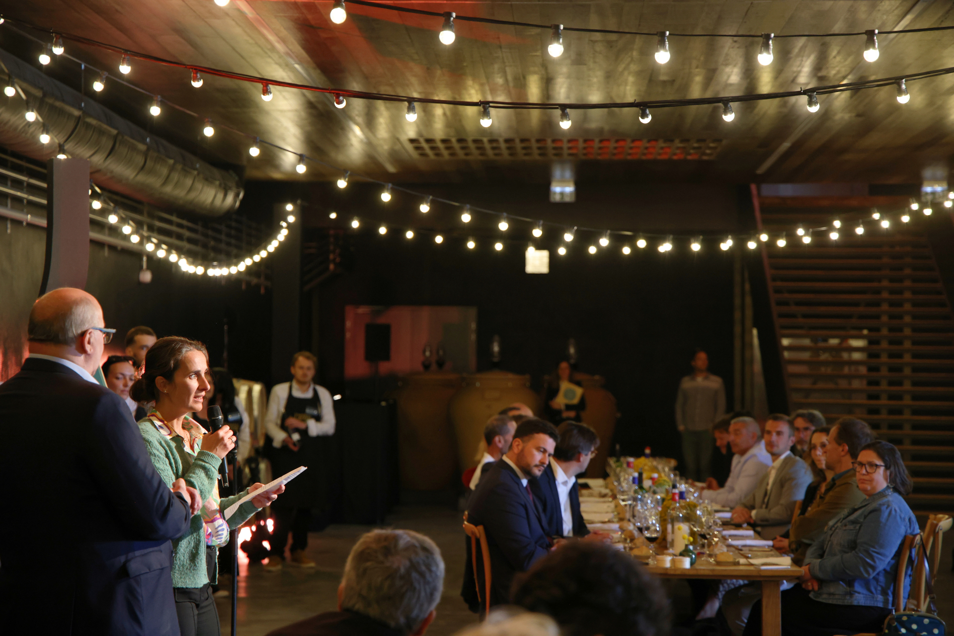 discours de la directrice générale auprès des partenaires des vignobles de Larose lors de l'événement d'inauguration des chais du vignoble de Larose - vins de Bordeaux - réalisé par Agence Kulte